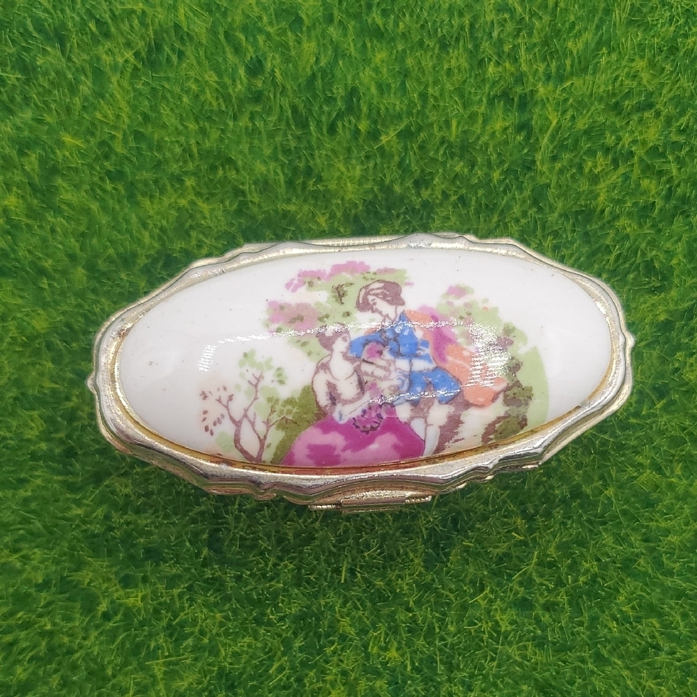 Victorian Courting Couple Collectible Ring Lipstick Holder Adjustable Size R804